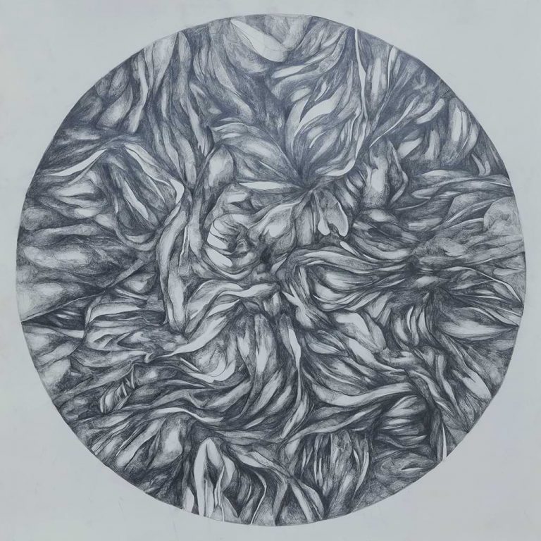 Έργο της Ν. Μάλλιου με μολύβια Timeless 70Χ70 εκ. Παρουσιάζει πέταλα λουλουδιών μέσα σε κύκλο σε γκρίζους τόνους