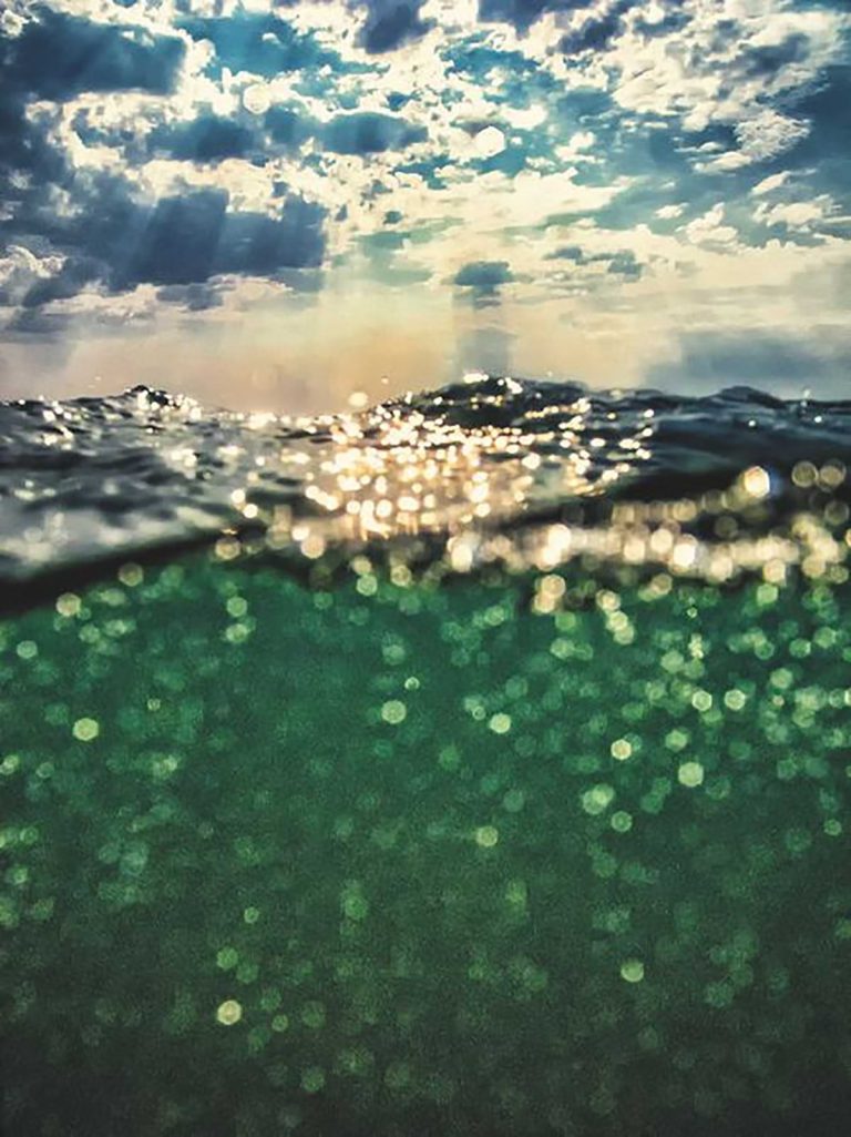 Φωτογραφία Κοσμά Κουμιανού με πρασινη θάλλασα και συννεφιασμένο ουρανό
