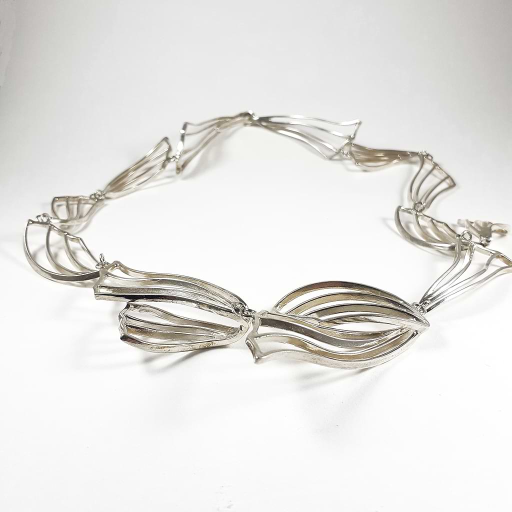 Niki Boli. Silver necklace with wavy elements. Front View