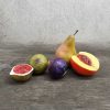 Νικόλας Μπλιάτκας.Καλοκαιρινά φρούτα από πηλό υψηλής φωτιάς επιζωγραφισμένα με ακρυλικά χρώματα. Το σετ περιλαμβάνει τρία σύκα, Αχλάδι και ροδάκινο
