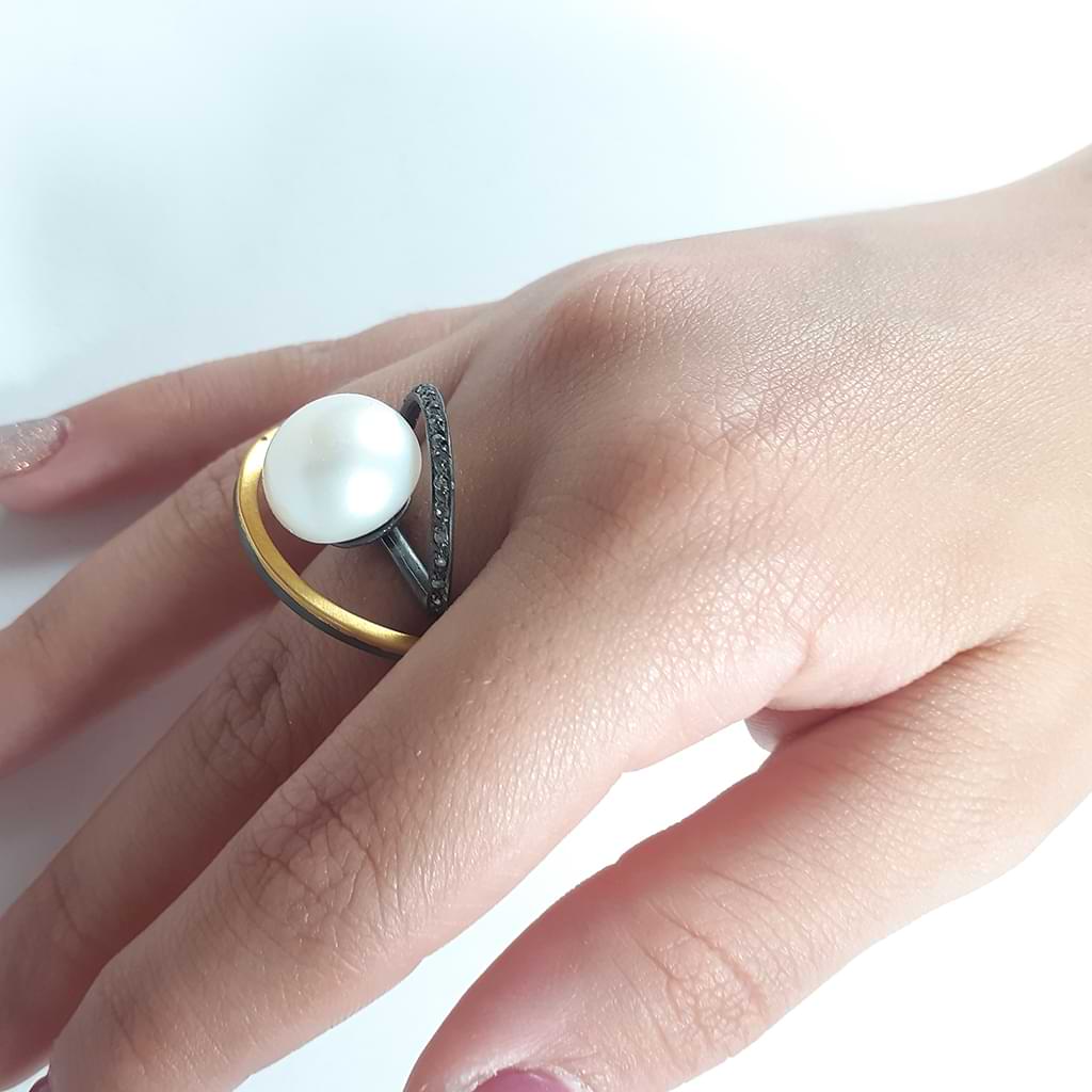 Ασημένιο δαχτυλίδι με Μαργαριτάρι Fresh Water, Χρυσό 14ct, και 16 Διαμαντάκια Ros οξειδωμένο με Ρουθήνιο, φορεμένο στα δάχτυλα