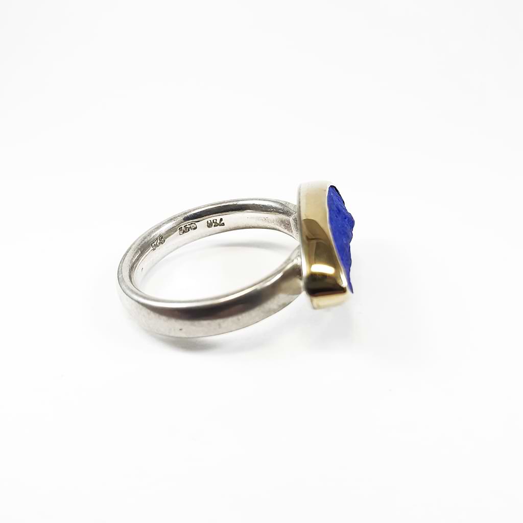 Mary Margoni. Oval Ring with rough Lapis Lazuli. Side view