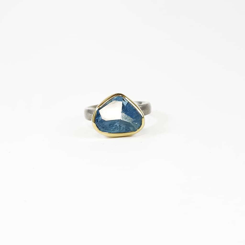 Μαίρη Μαργώνη. Δαχτυλίδι με ακανόνιστητριγωνική Ακουαμαρίνα. Μπροστινή όψη