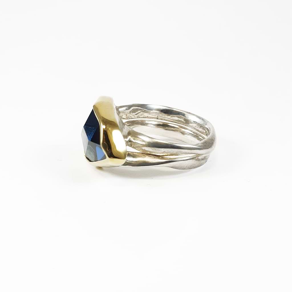 Μαίρη Μαργώνη. Δαχτυλίδι με London Blue Topaz με χρυσό 18Κ. Πλάγια όψη.