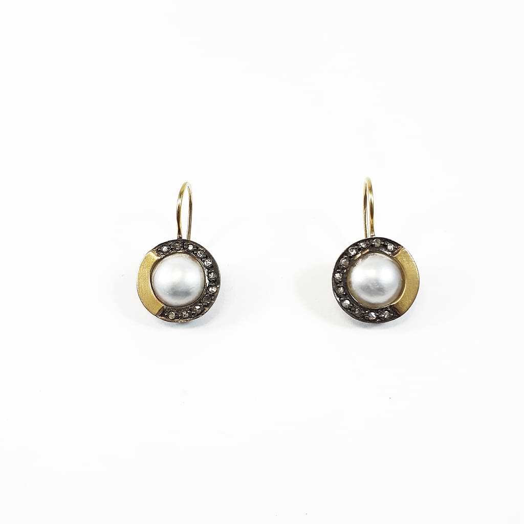 Niki Boli. Earrings with pearl, framed with gold and diamonds.