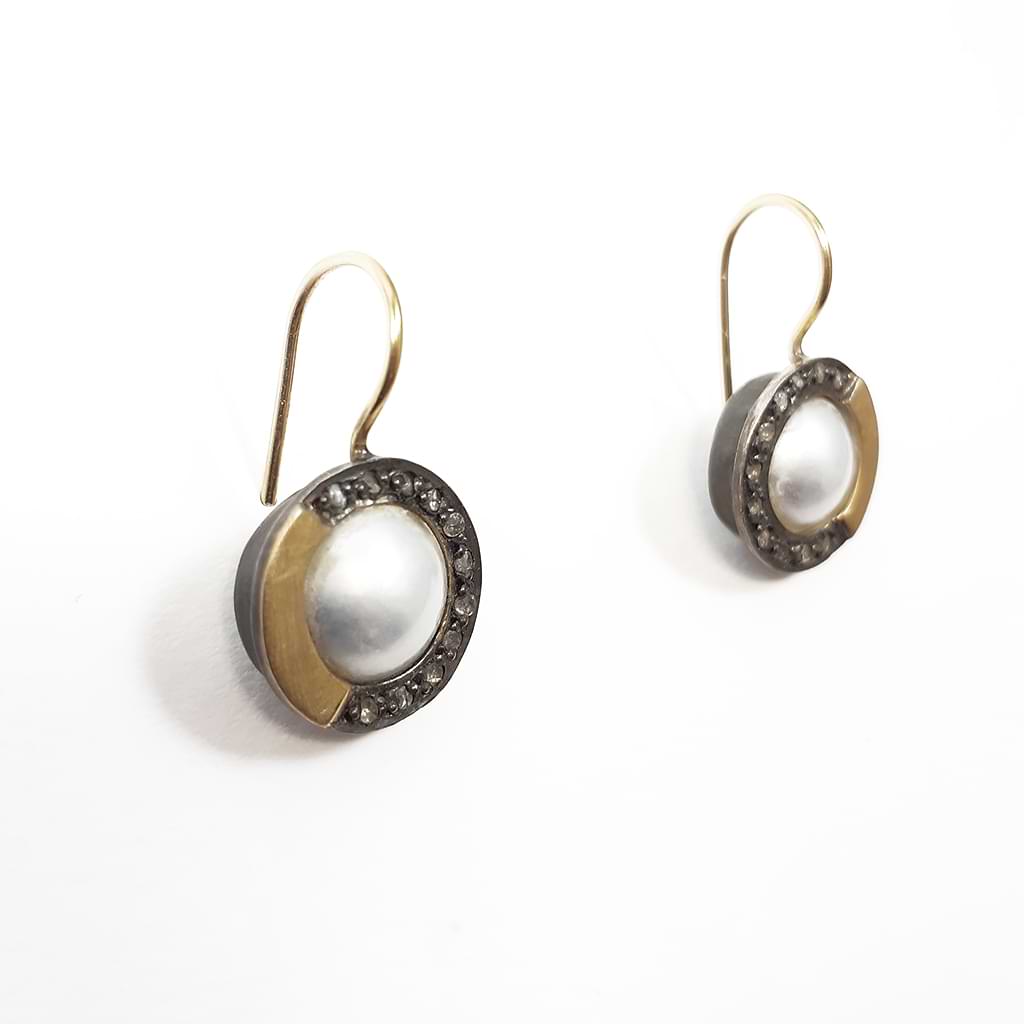 Niki Boli. Earrings with pearl, framed with gold and diamonds. Side view