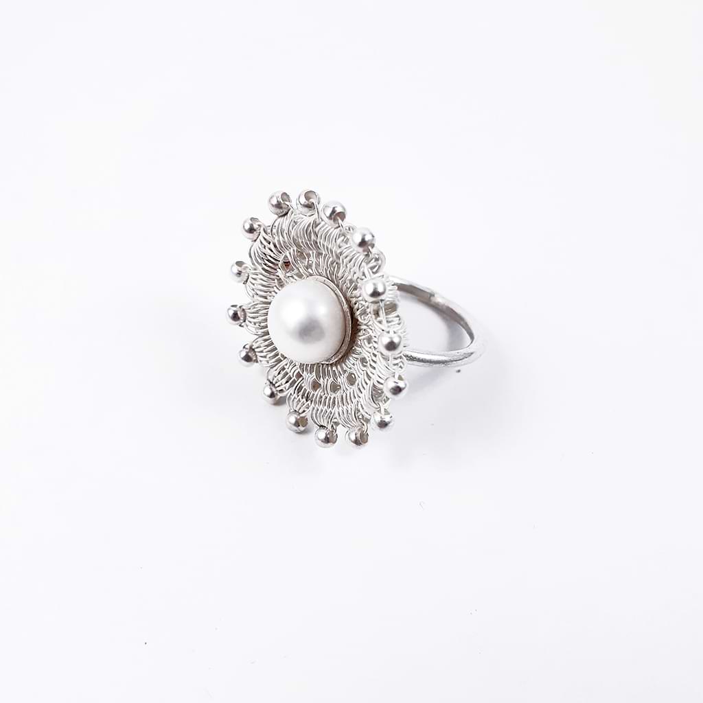 Μυρσίνη Μπεζουργιάννη. Δαχτυλίδι από ασήμι πλεγμένο στο χέρι σε σχήμα λουλουδιού με μαργαριτάρι. 
