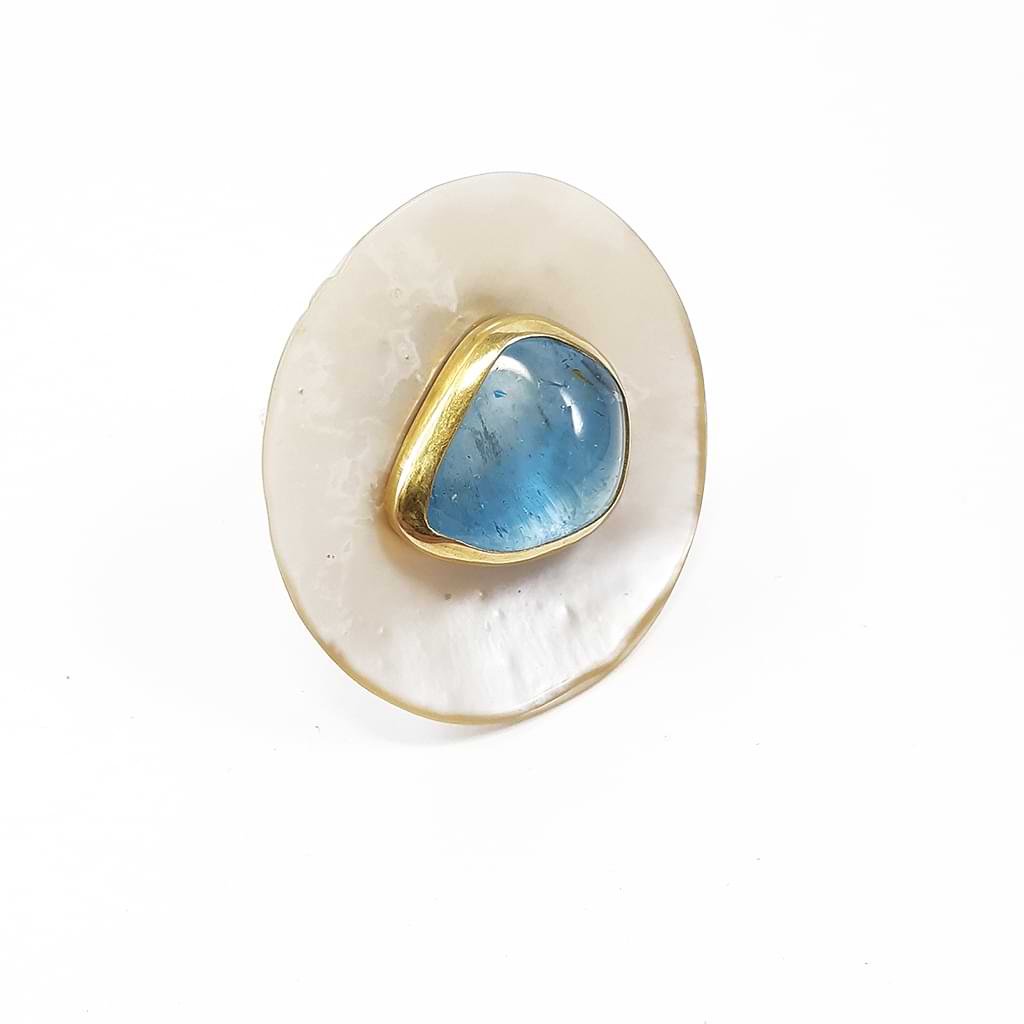 Κατερίνα Μαλάμη. Δαχτυλίδι με Μπλε Τοπάζι πάνω σε όστρακο.Πλάγια όψη αριστερά