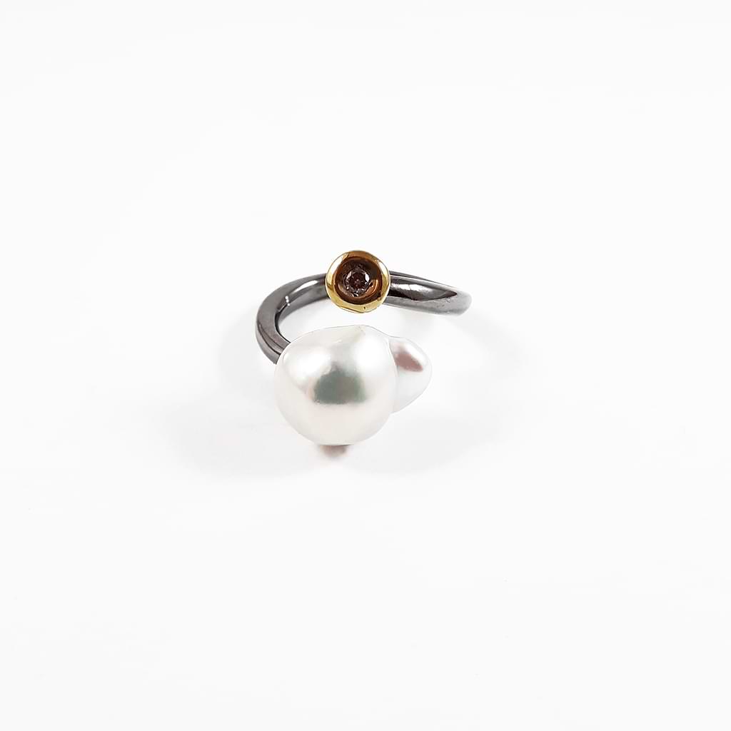 Niki Boli. Ring with Baroque Fresh Water pearl, gold element 14 ct & R accusant diamond. Front View