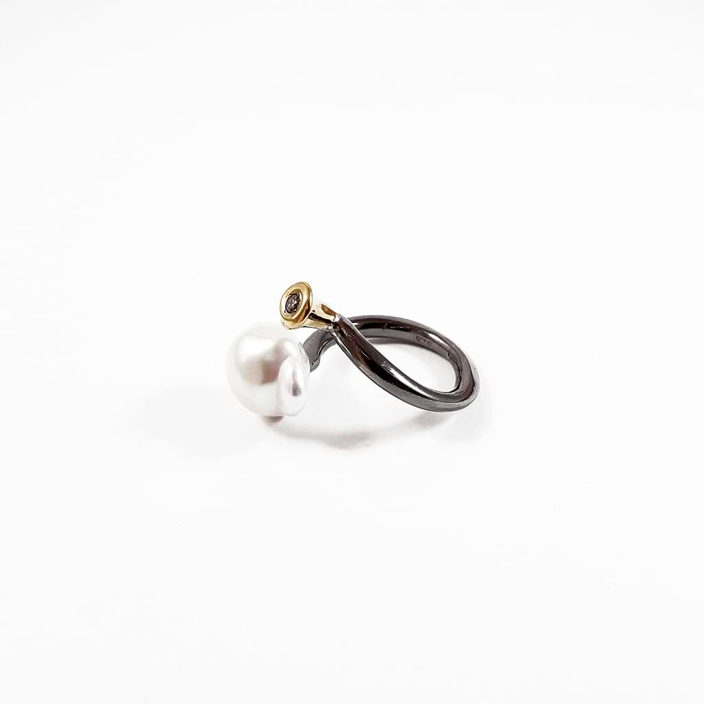 Νίκη Μπόλη. Δαχτυλίδι με Baroque Fresh Water μαργαριτάρι, χρυσό στοιχείο 14 ct & διαμαντάκι Rosecut. Πλάγια όψη