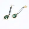 Μαίρη Μαργώνη. Κομψά μακριά σκουλαρίκια με πράσινο αμέθυστο, δεμένα με χρυσό 18 ct & ασήμι 925. Λεπτομέρεια