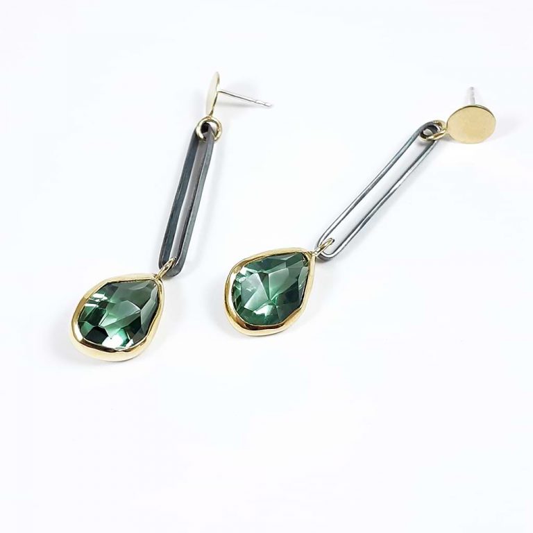 Μαίρη Μαργώνη. Κομψά μακριά σκουλαρίκια με πράσινο αμέθυστο, δεμένα με χρυσό 18 ct & ασήμι 925. Λεπτομέρεια