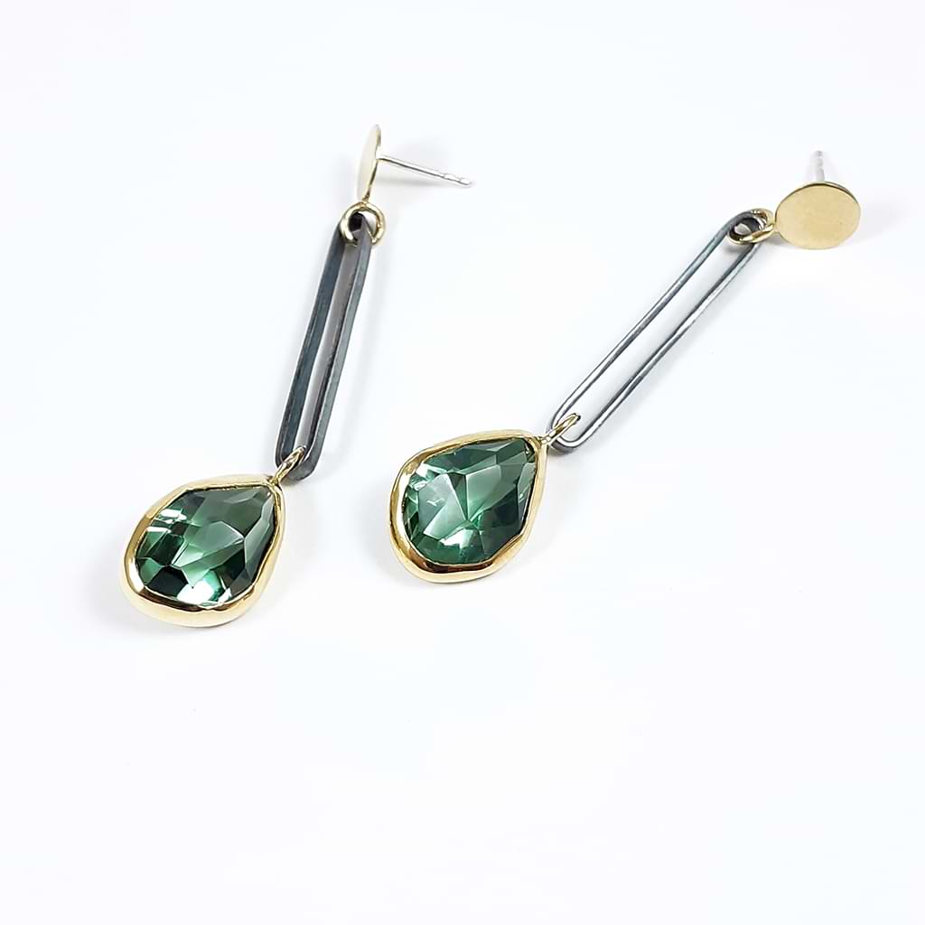 Mary Margoni. Elegant long earrings with green amethyst, tied with 18 ct gold & 925 silver. Detail