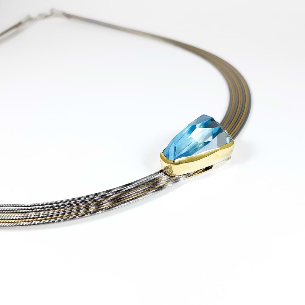 Mary Margoni. Classic elegant necklace with aquamarine and 18ct gold on steel wires. Detail